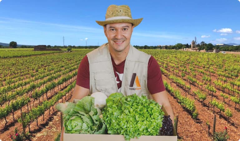 Producer with box of local product | Producto de Aquí