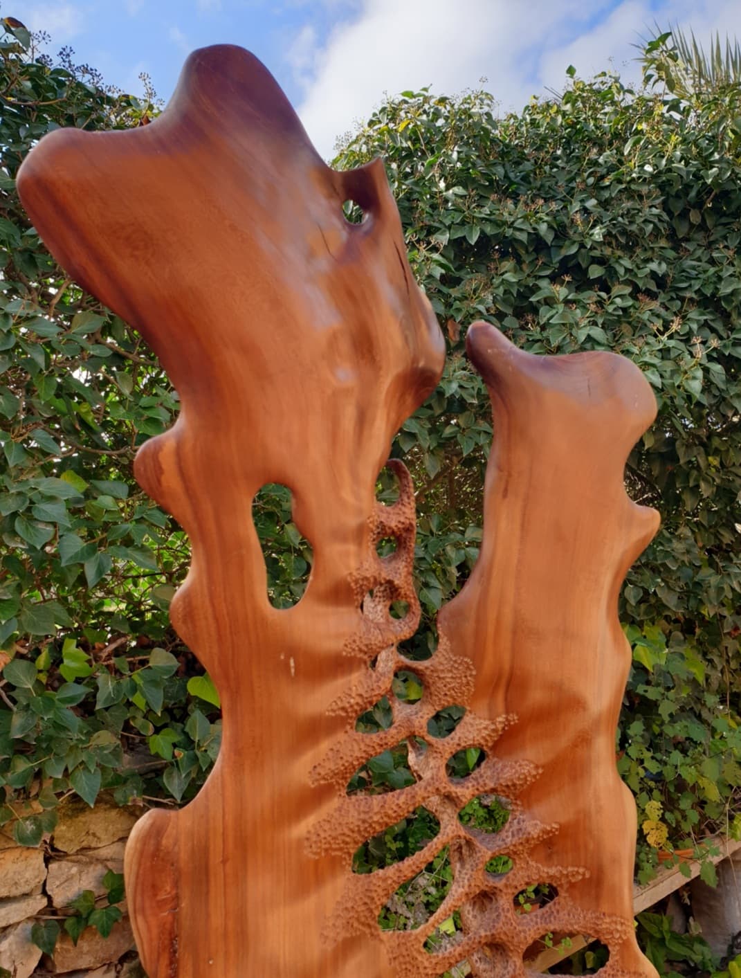 Detail of the upper area of the sculpture, finely finished.