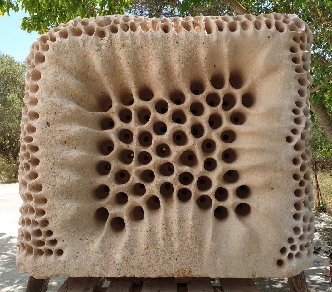 Perforacions a tall d' hotel d' insectes per inserir canya, rametes, petites plantes...