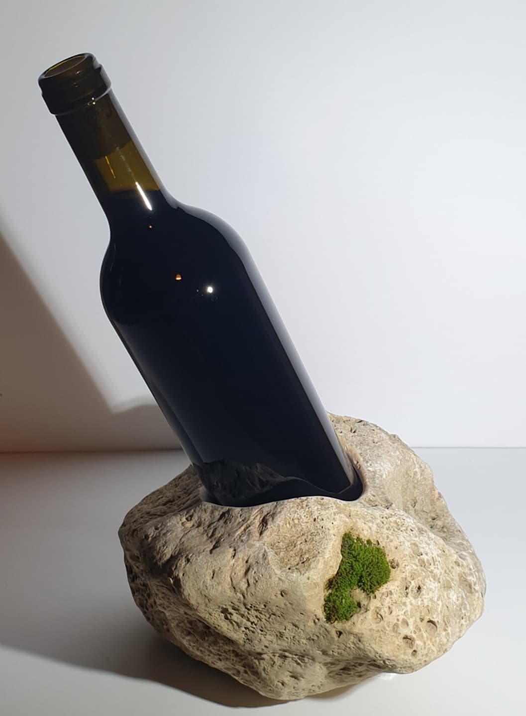 Presentation of a red wine in the "Cráter" display.