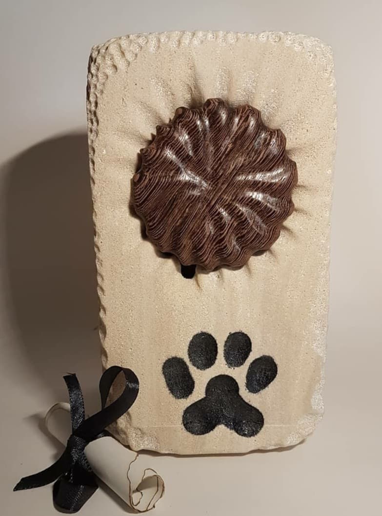 Urna funeraria para mascotas en piedra de Santanyí y madera de wengue.