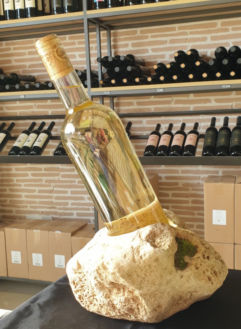 "Cráter" as a display of bottles in wineries.