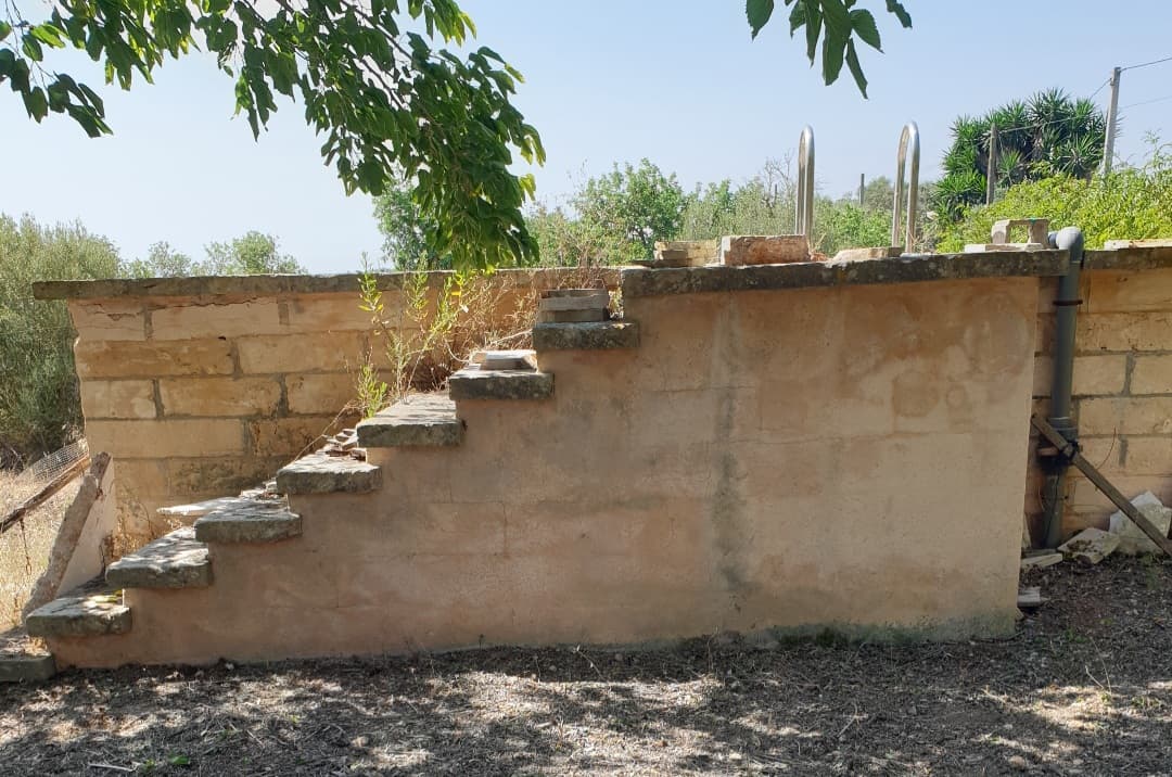 Vista de una pared de piscina antes de colocar los paneles de "Pared Viva".