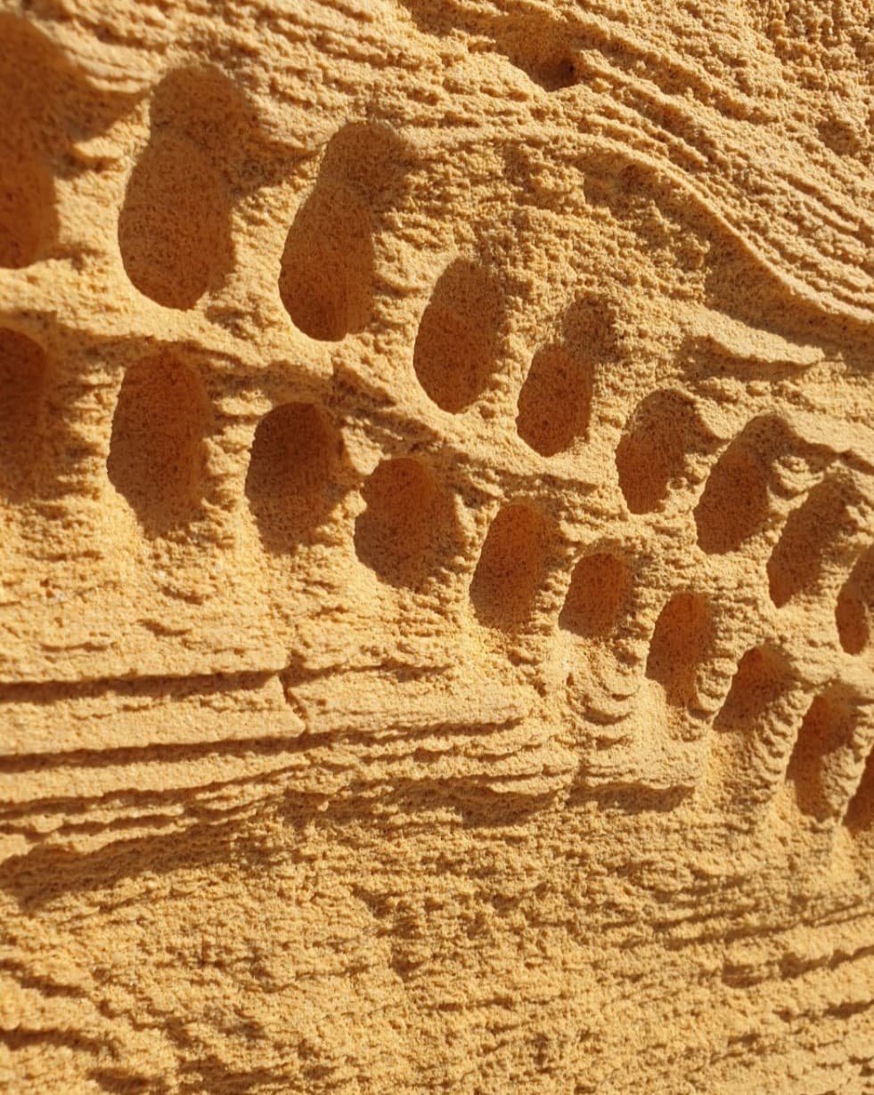Detalle de la escultura una vez texturizada en la que se aprecia la veta natural de la piedra marés.