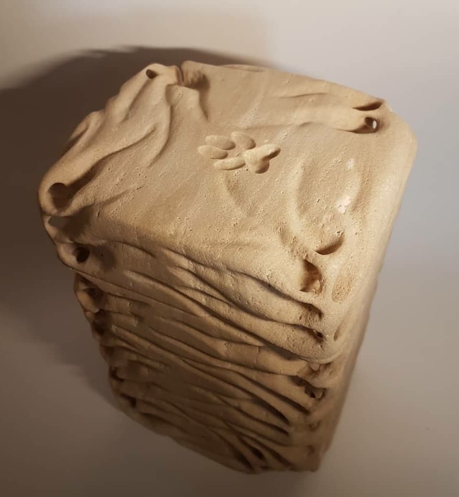 Detail of a dog/cat footprint carved on the lid of the urn.