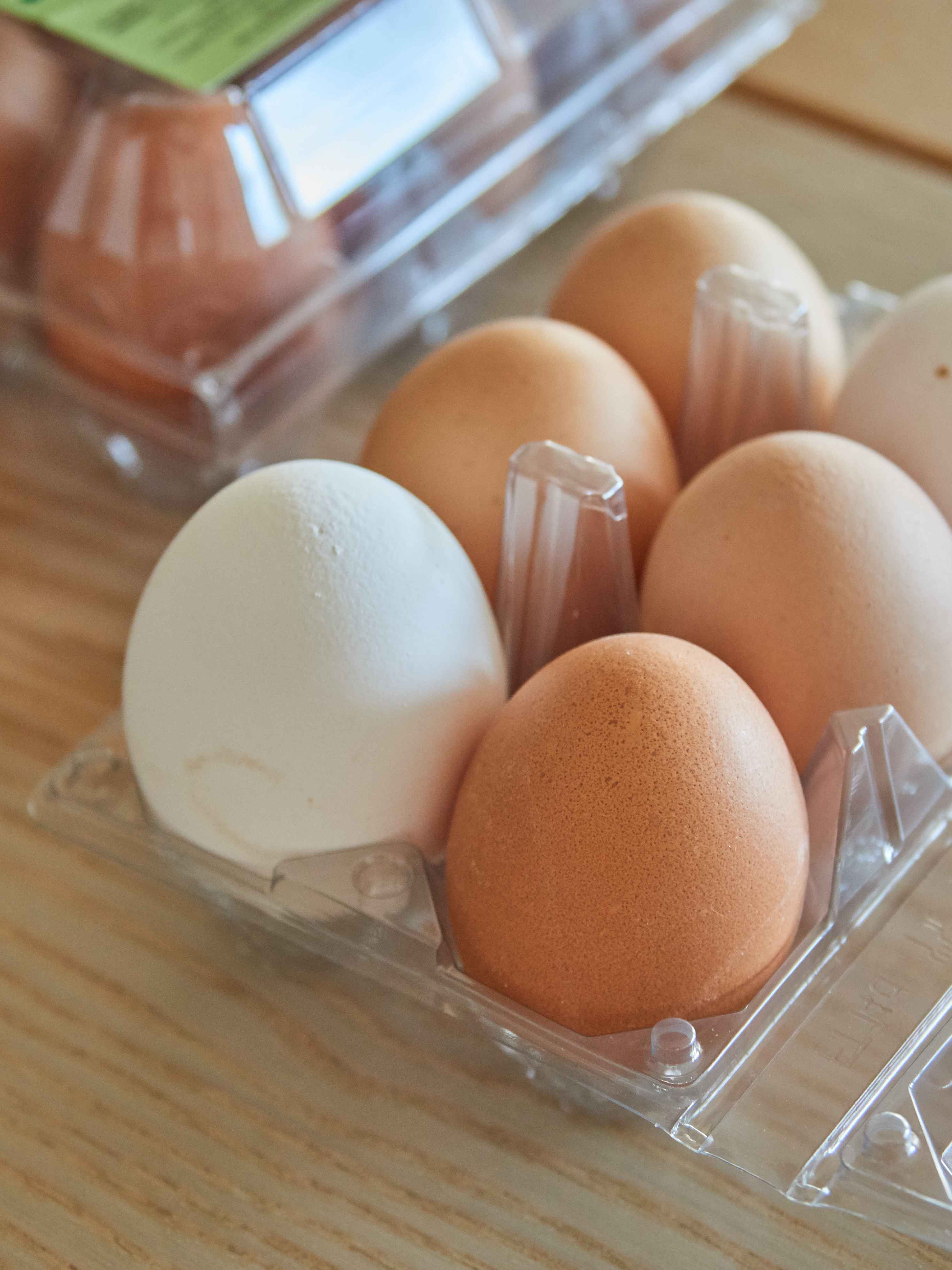 Eier in einem halben Dutzend Eierbecher