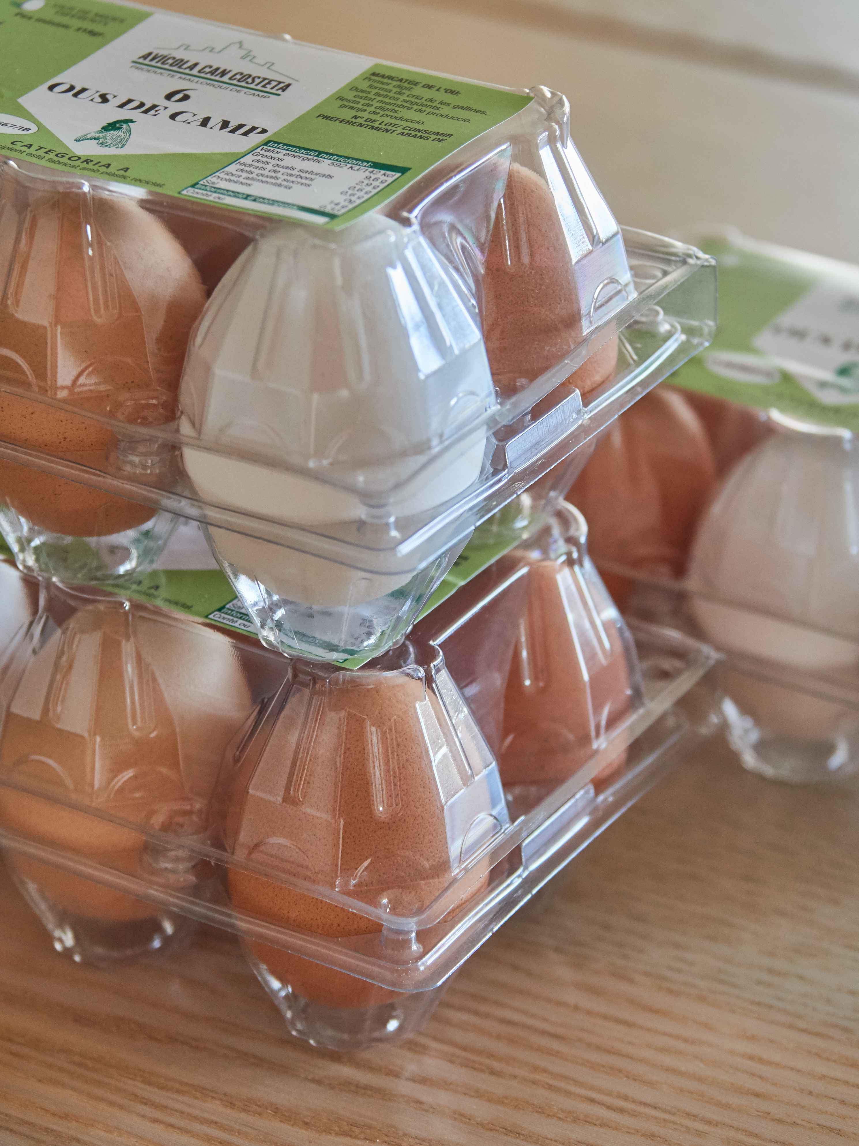 Drei Eierbecher mit einem halben Dutzend Can Costeta Geflügel