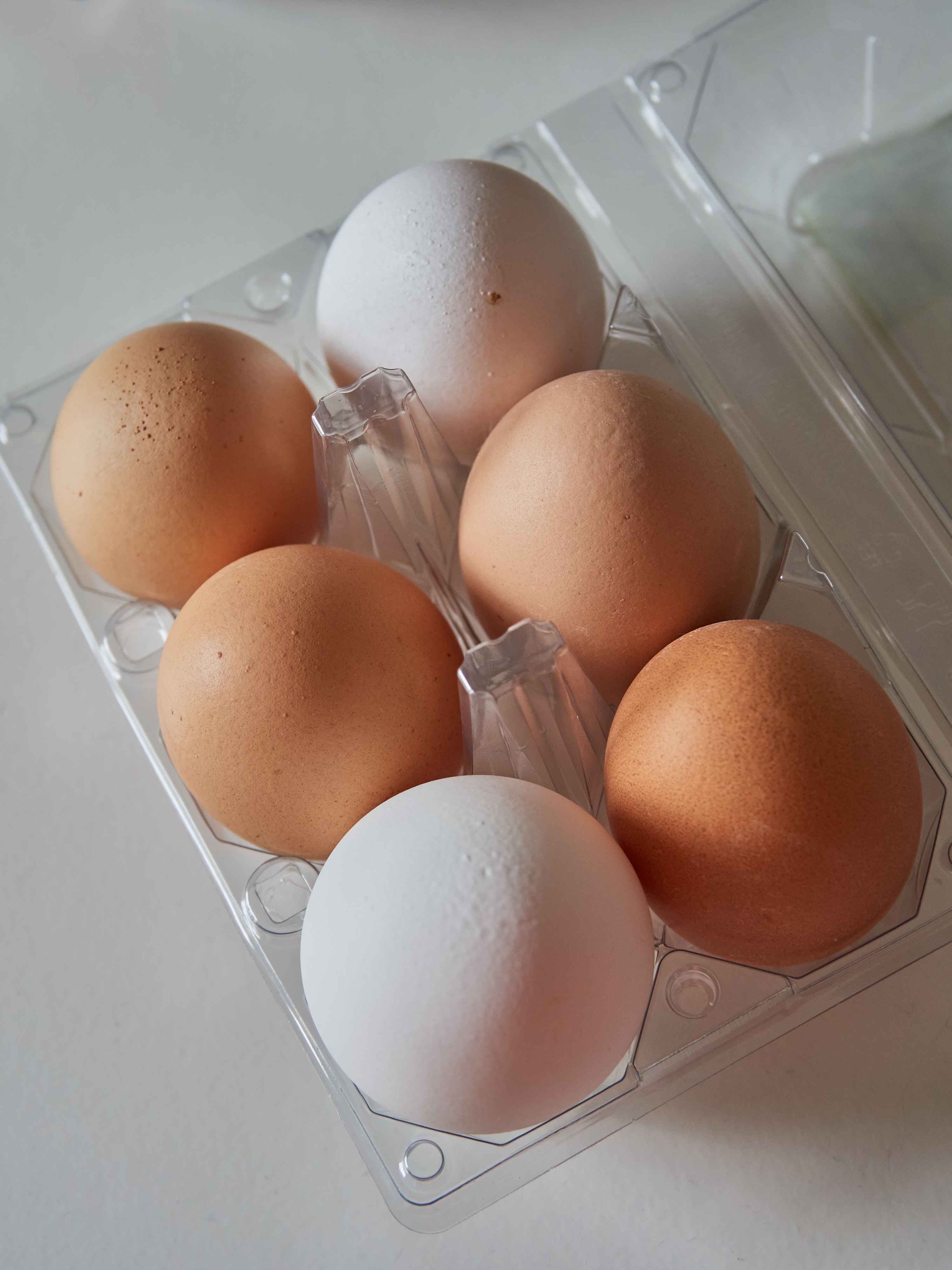 Sechs Eier in einem Eierbecher