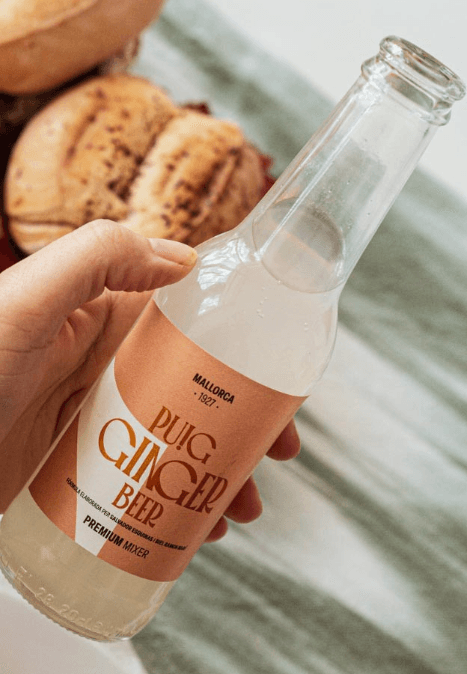 Mano sujetando botella de Ginger Beer