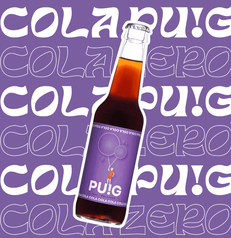 Botella de refresco de cola sobre fondo morado