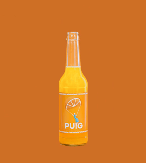 Botella de refresco de naranja con gas