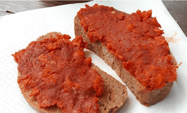 IMATGE DE LA SOBRASSADA UNTADA EN PA 