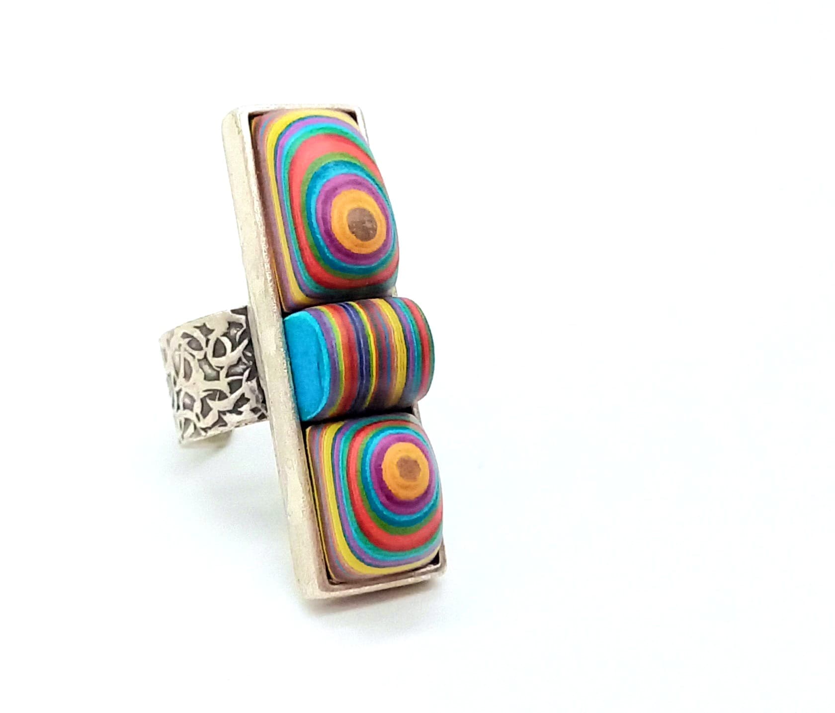 Abbildung eines verstellbaren Rings mit versilbertem Sockel.