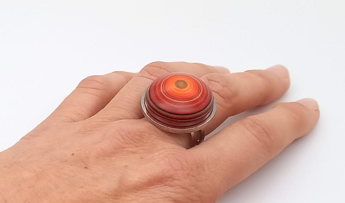 Handbild mit rotem Augenring von Cartonpia