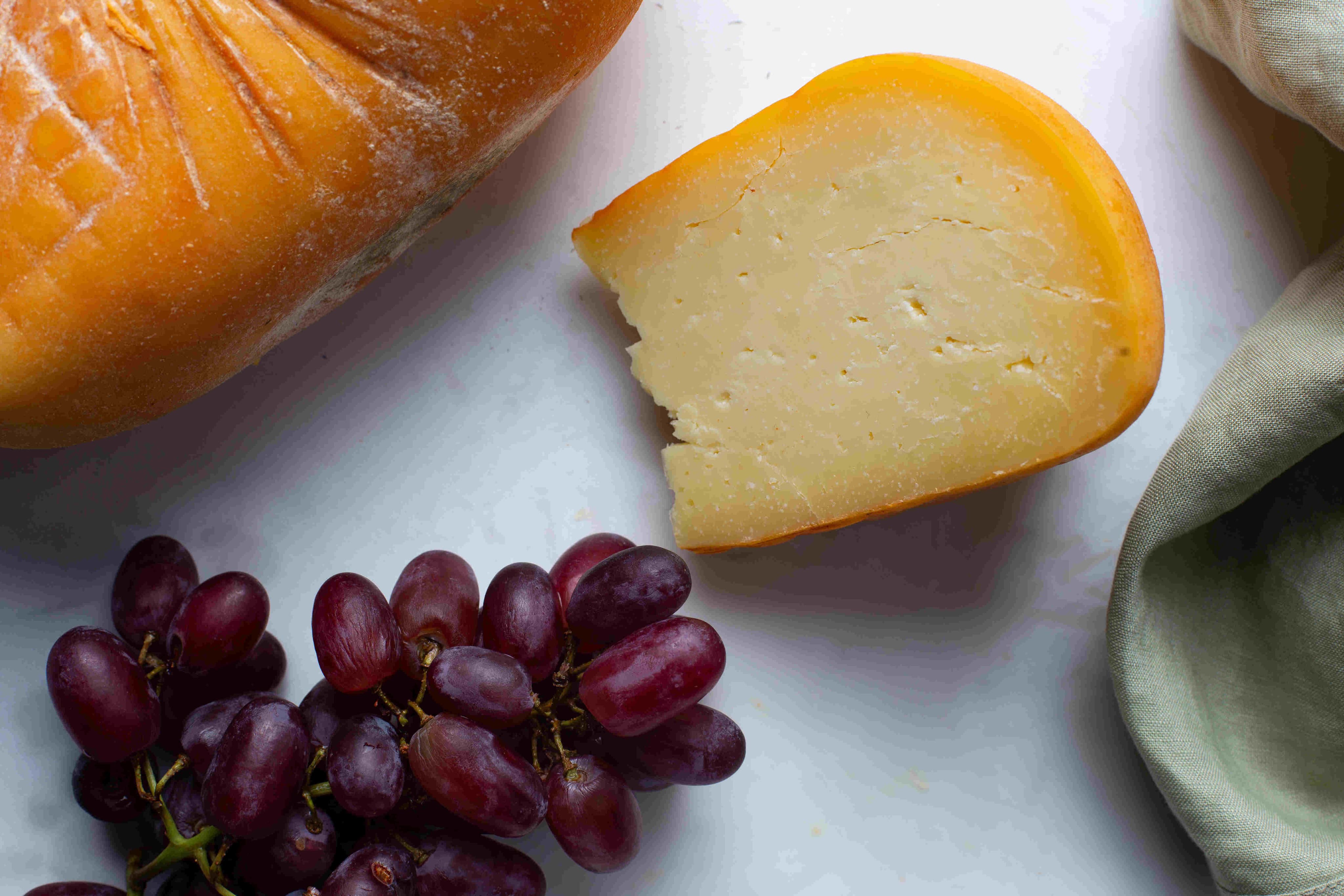 Imagen de un queso curado artesano cortado