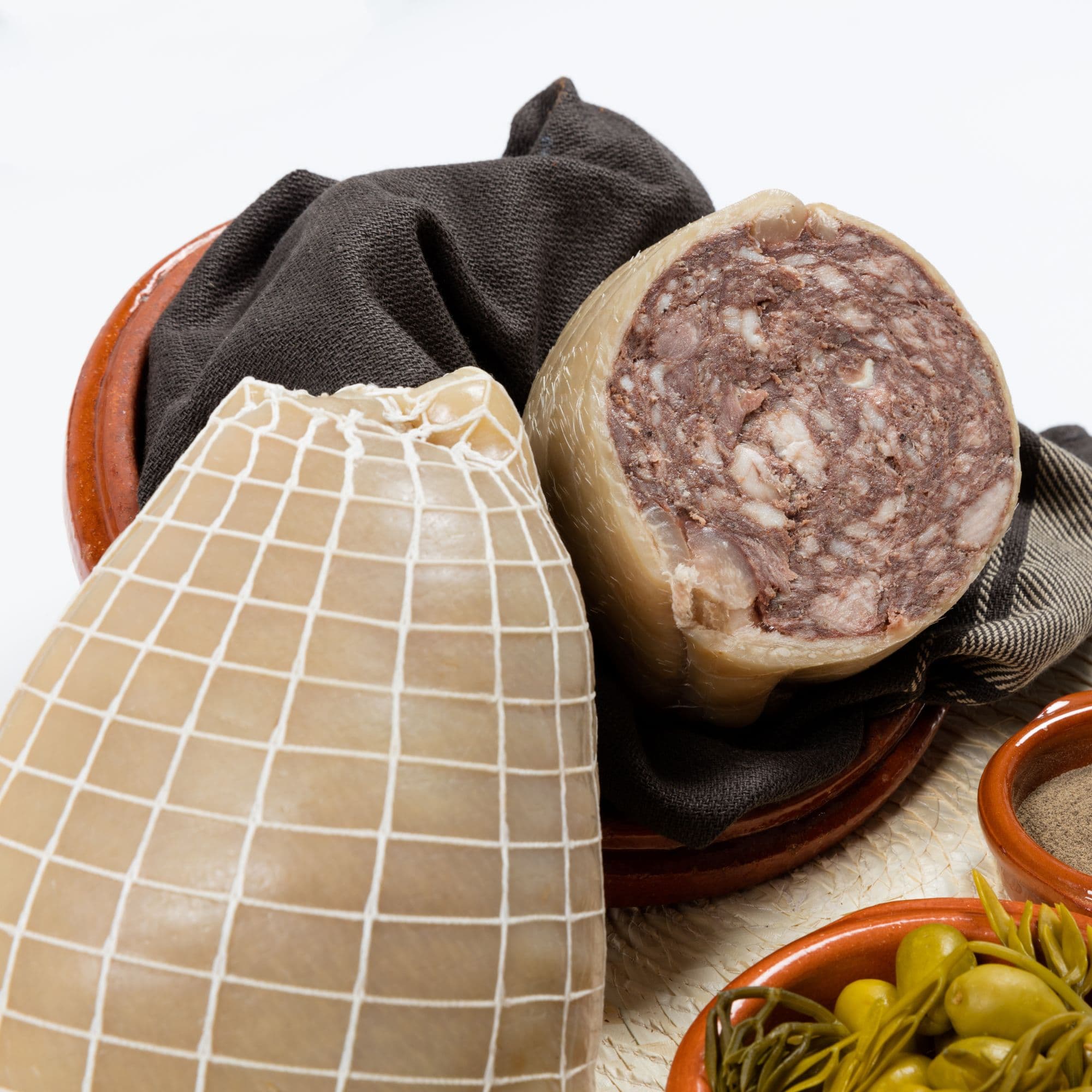 Camaiot tradicional de Mallorca en pieza entera y corte interior visible. Imagen orientativa de presentación y consumo.