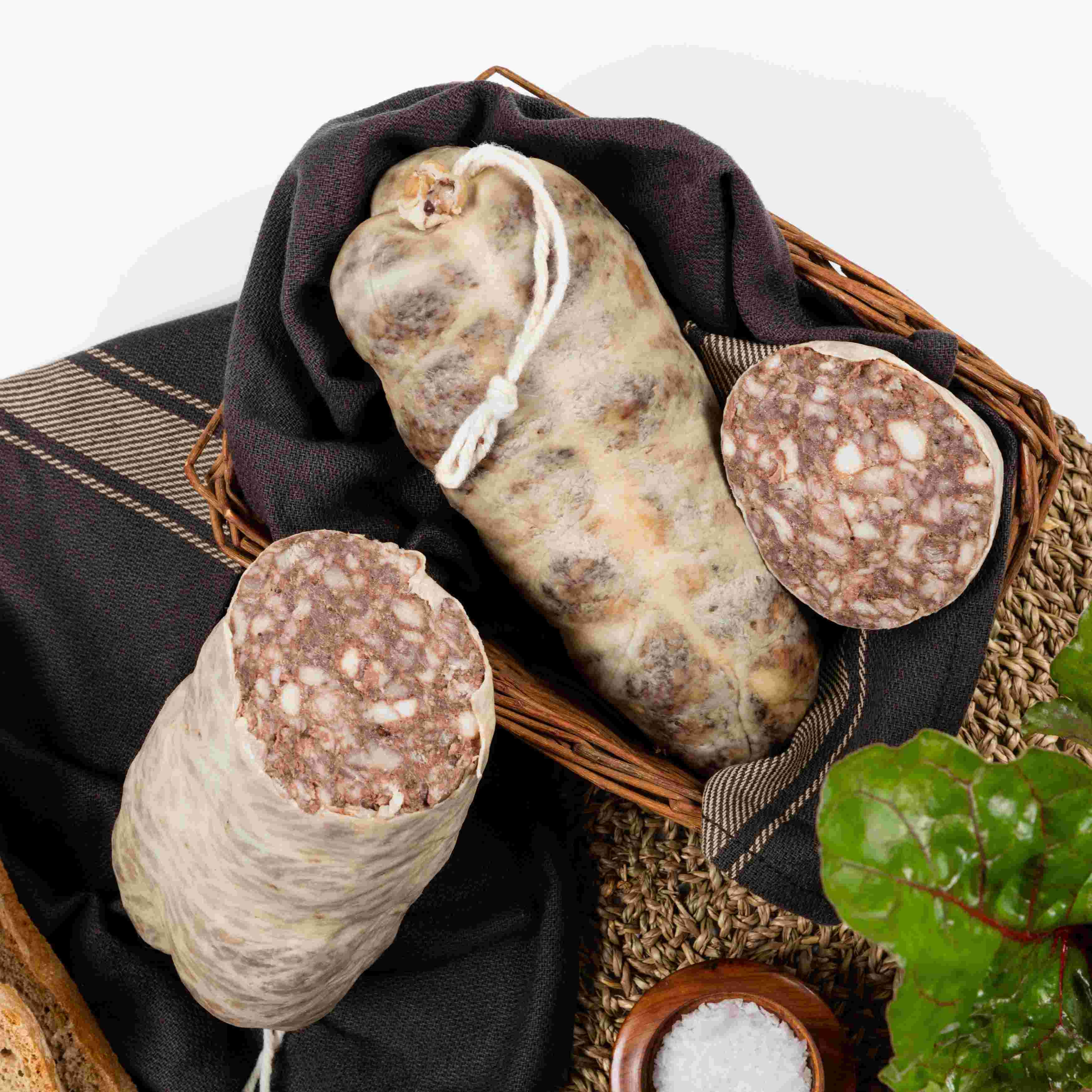 Varia CRISOL en presentación tradicional, con interior visible que muestra su textura característica elaborada con carne de cerdo y especias.