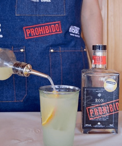 Glass with a cocktail made with Prohibido rum