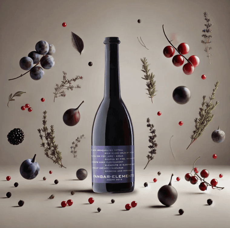 Vino tinto rodeada de frutos rojos