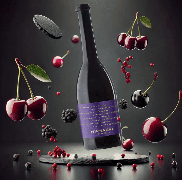 Vi negre N'Amarat entre diferents fruits vermells