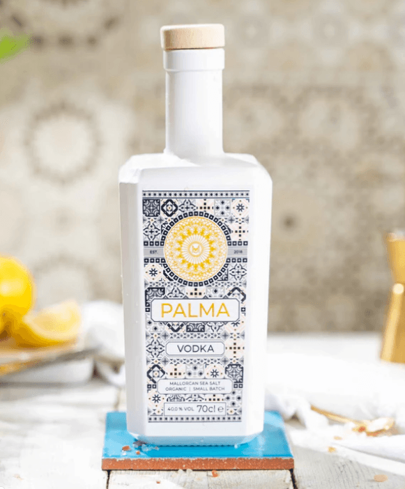 Imatge d'ampolla de vodka amb fons desenfocat 