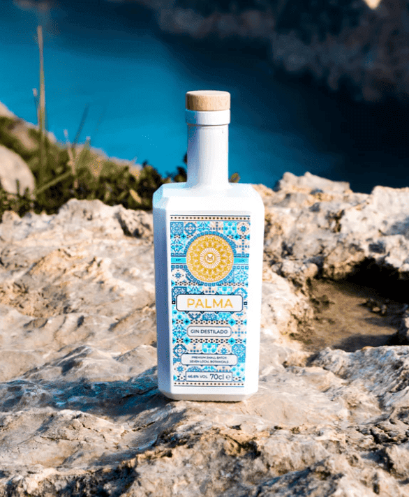 Imagen de botella Palma Gin con fondo natural