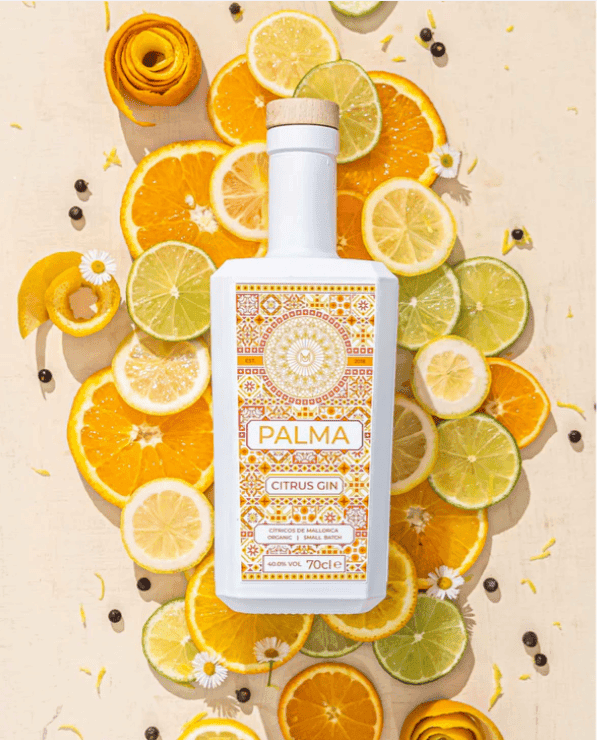 Botella de Palma Citrus Gin sobre fondo de cítricos