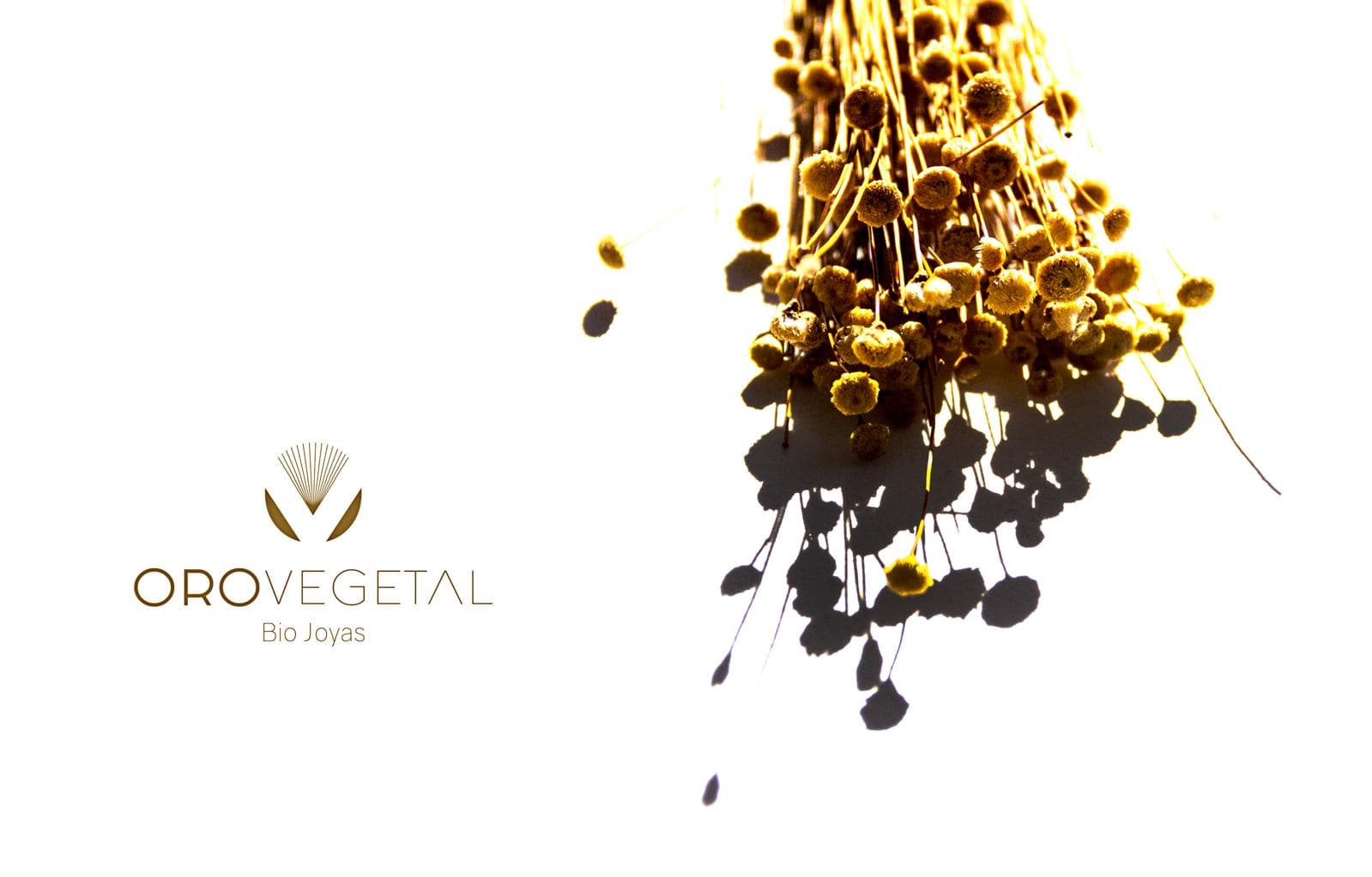 Bio Jewels handgefertigt mit einer goldenen Pflanze.