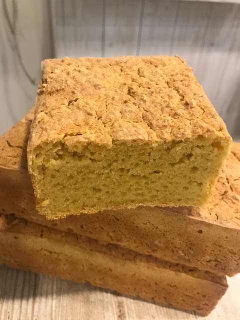 Brot aus Maismehl und braunem Reissauerteig. Aus kontrolliert biologischem Anbau