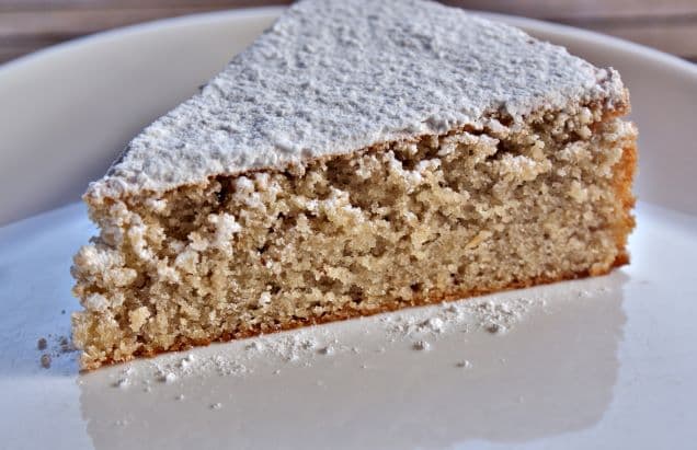 Portion of almond gató 
