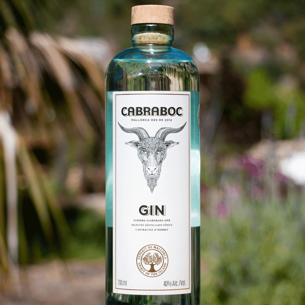 Botella Cabraboc Gin con fondo natural