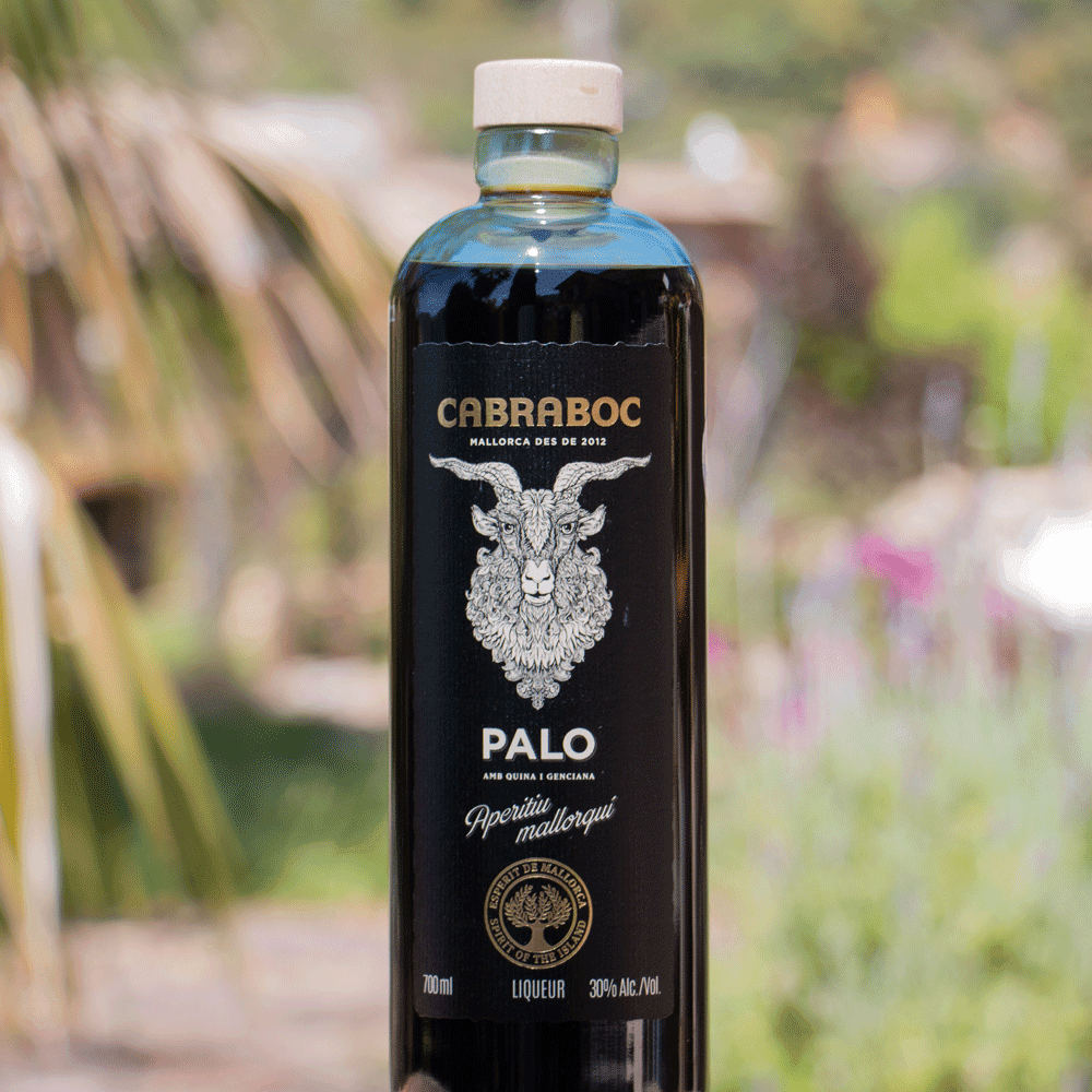 Botella de Palo Aperitivo de Mallorca con fondo floral difuminado