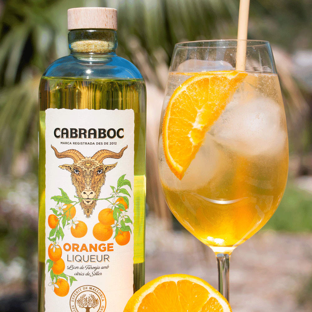 Imagen Botella de CABRABOC Orange Liqueur junto a copa con  CABRABOC Spritz