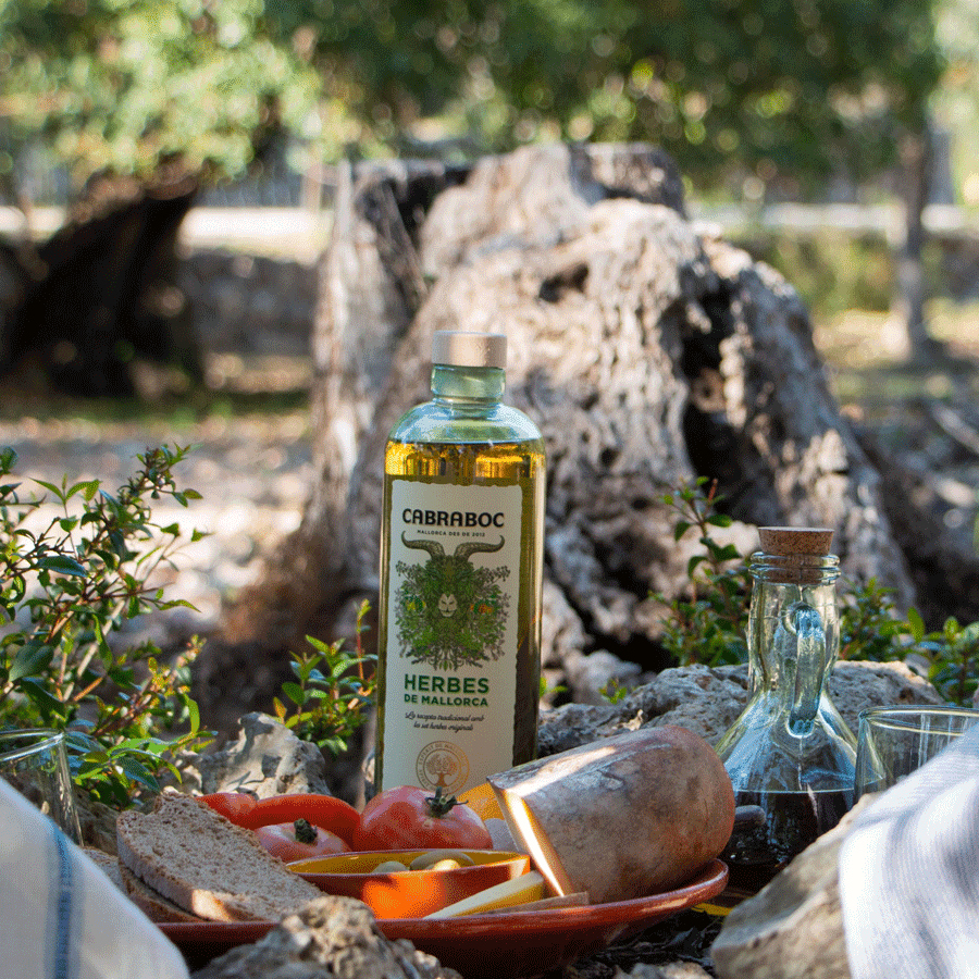 Botella CABRABOC Herbes de Mallorca en entorn rural de Mallorca