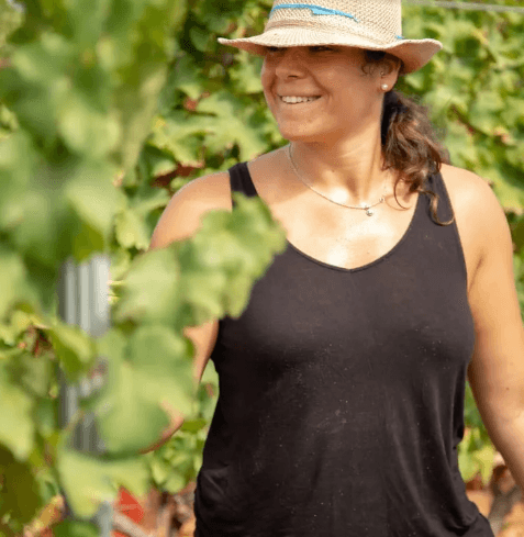 Image of a woman in Vins Nadal vineyards