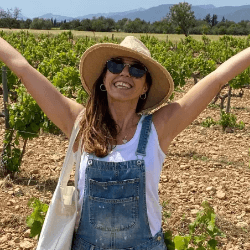 Imagen de mujer en viñedo