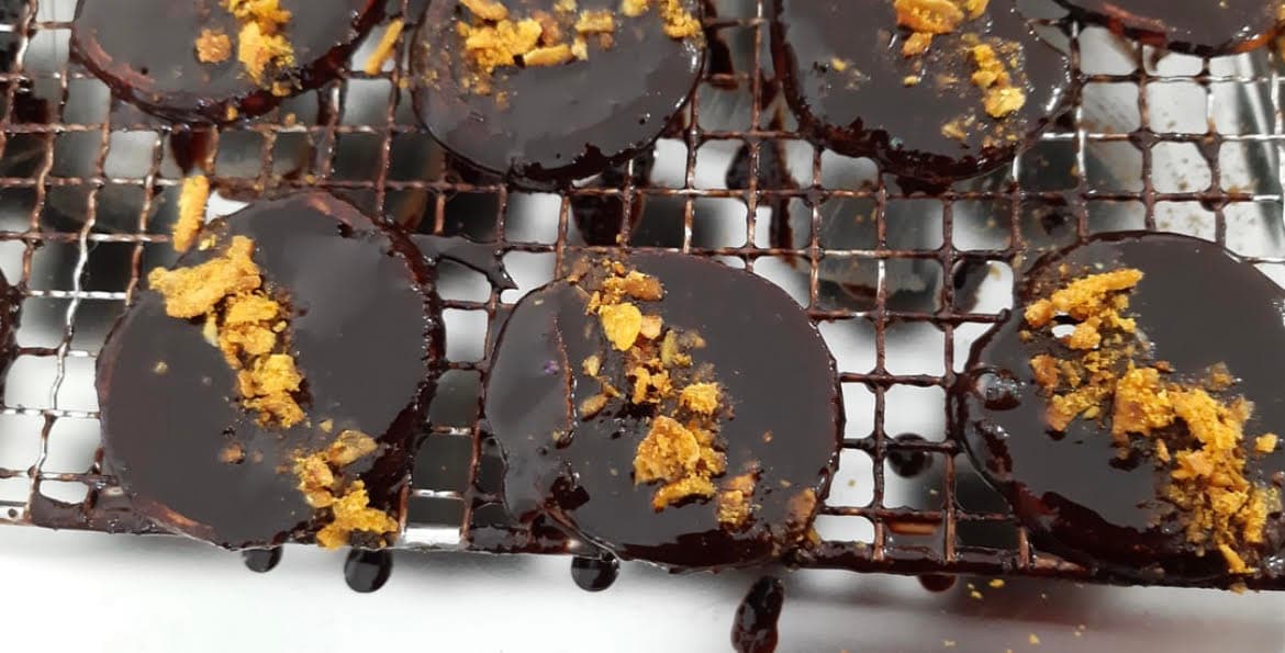 Detailed image of Orange and carob chocolates