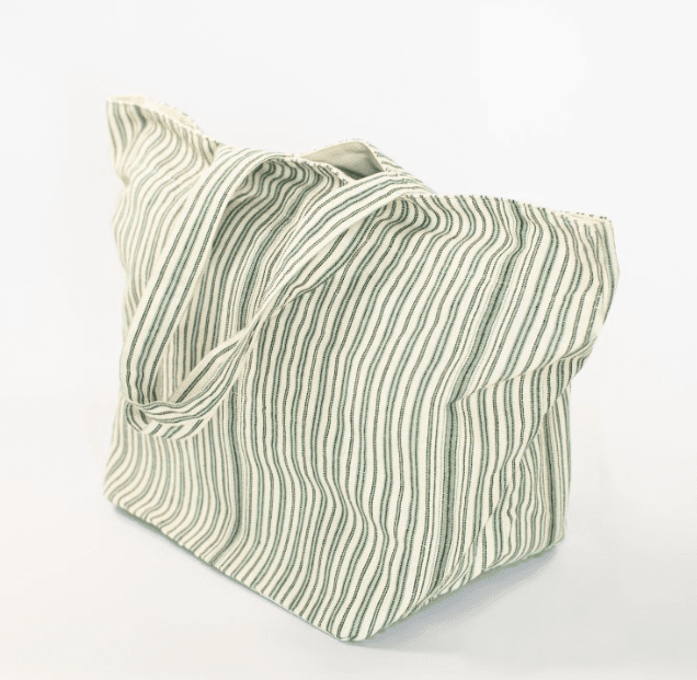 Total visa of Mallorcan fabric bag in green colors