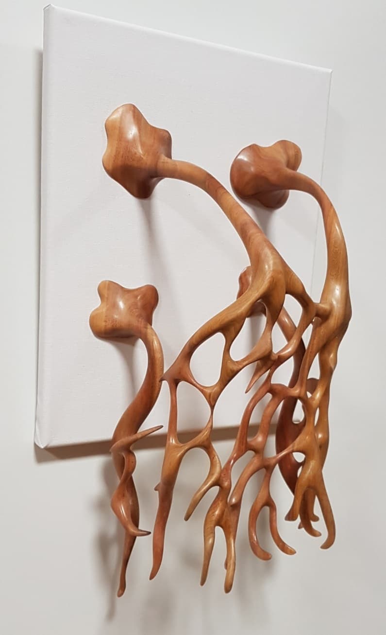Wood sculpture recreating a painting that invades the dimension of the volume, leaving the canvas.