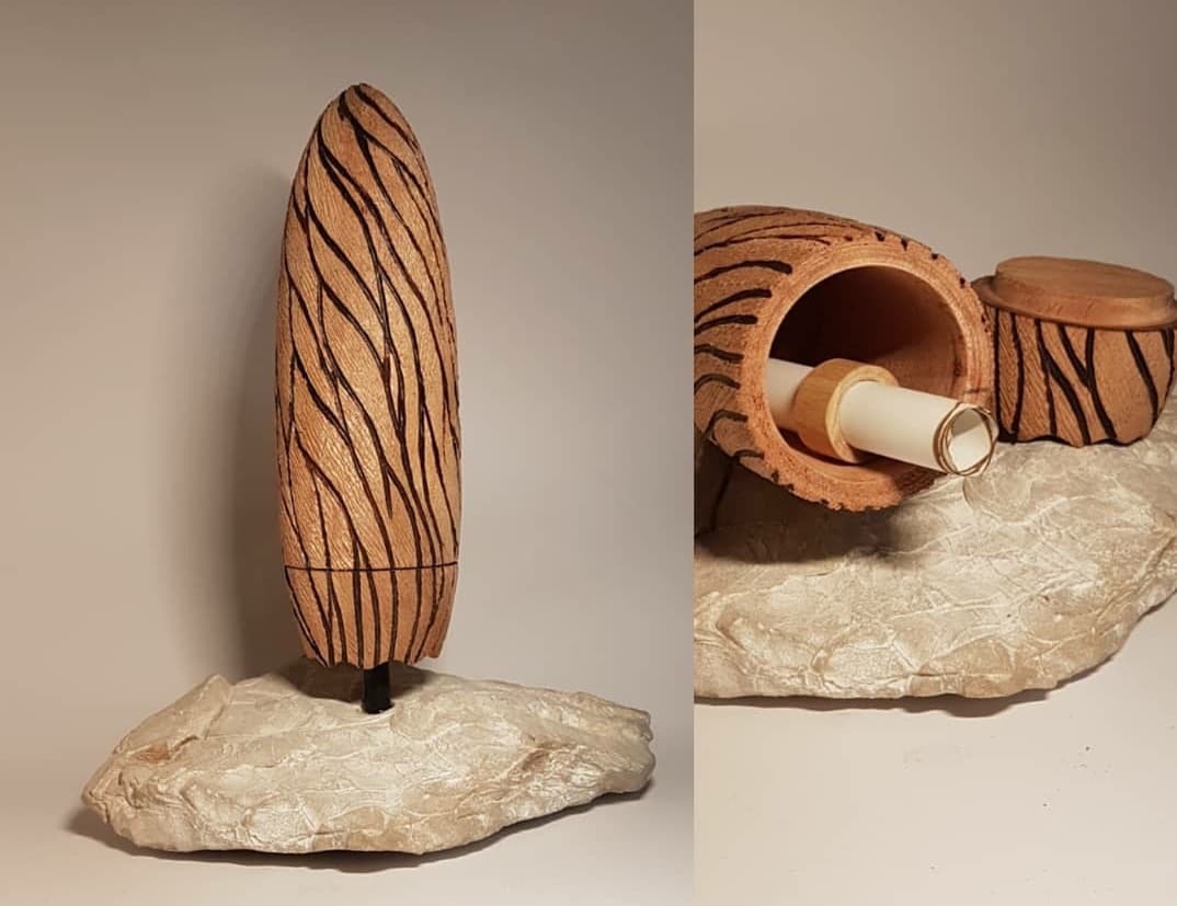 Front view of the "Pelos" urn on its base.
