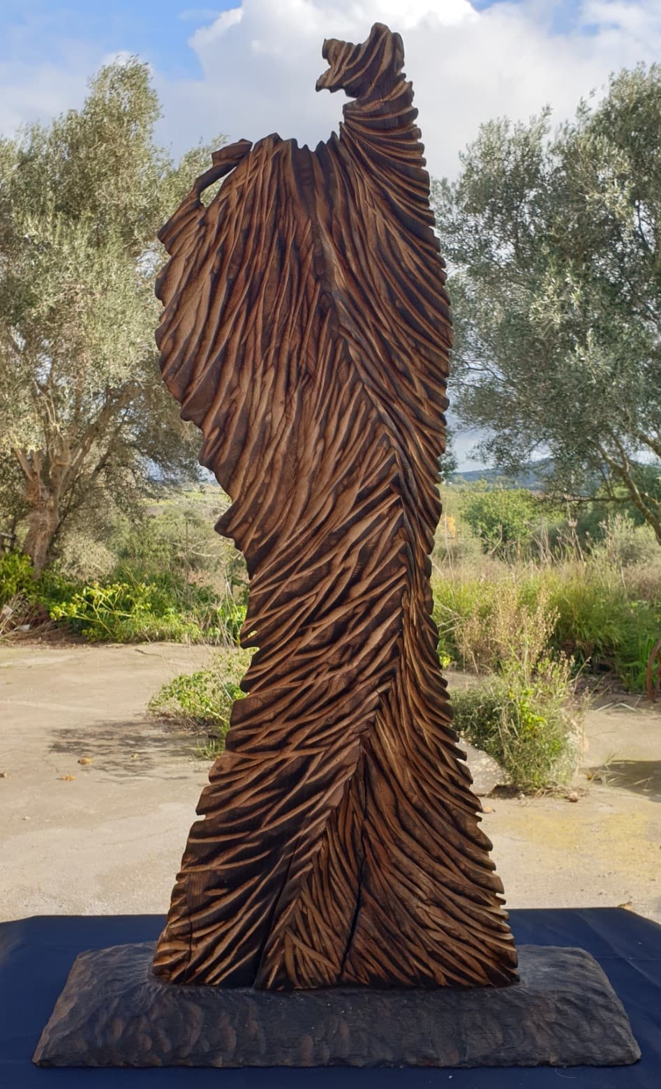 Imatge frontal de l'escultura on es pot apreciar la torsió de la columna vertebral de la "Ballarina"