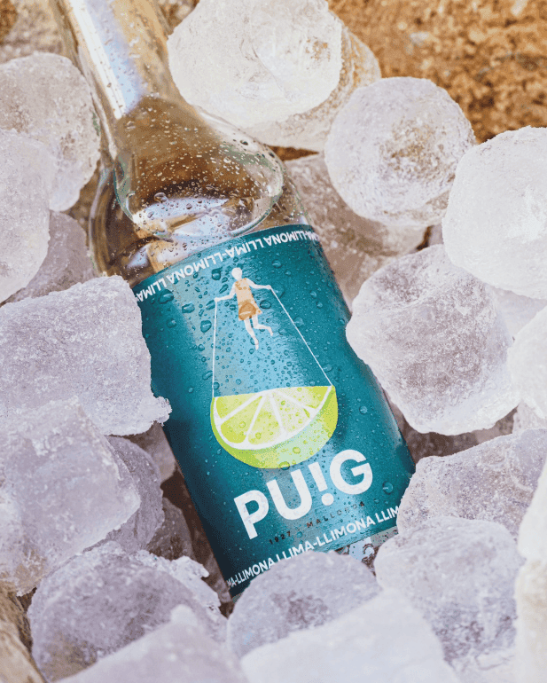 Refresco de lima-limón sobre cubitos de hielo