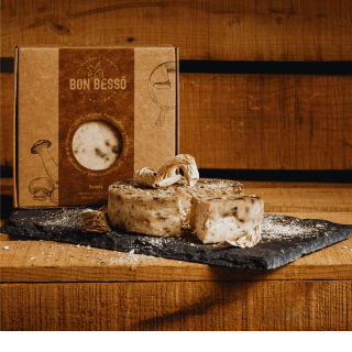 Mit Pilzen und Knoblauch