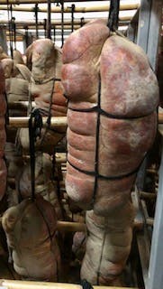 Bio-Pultru-Sobrasada im Trockner aufgehängt