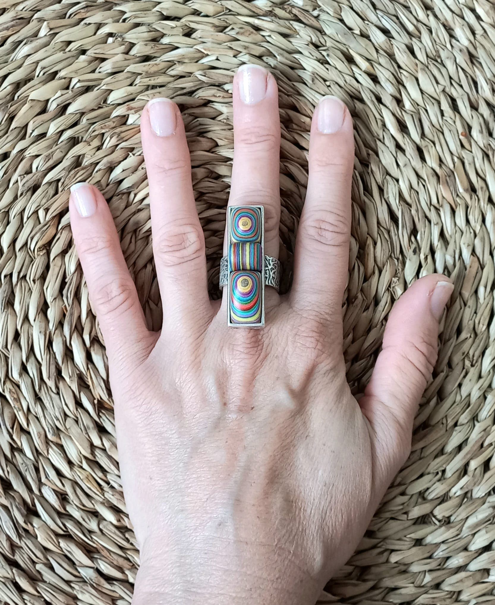 Imagen de mano sobre fondo rústico de Anillo Circus Triple Cartonpia