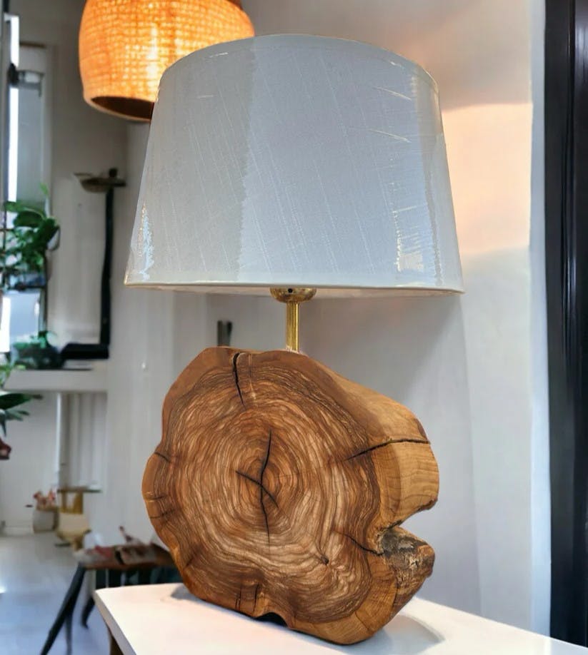 Imagen de Decoración con Lámpara de mesa Cuore Olivo de Cocó Wood Art