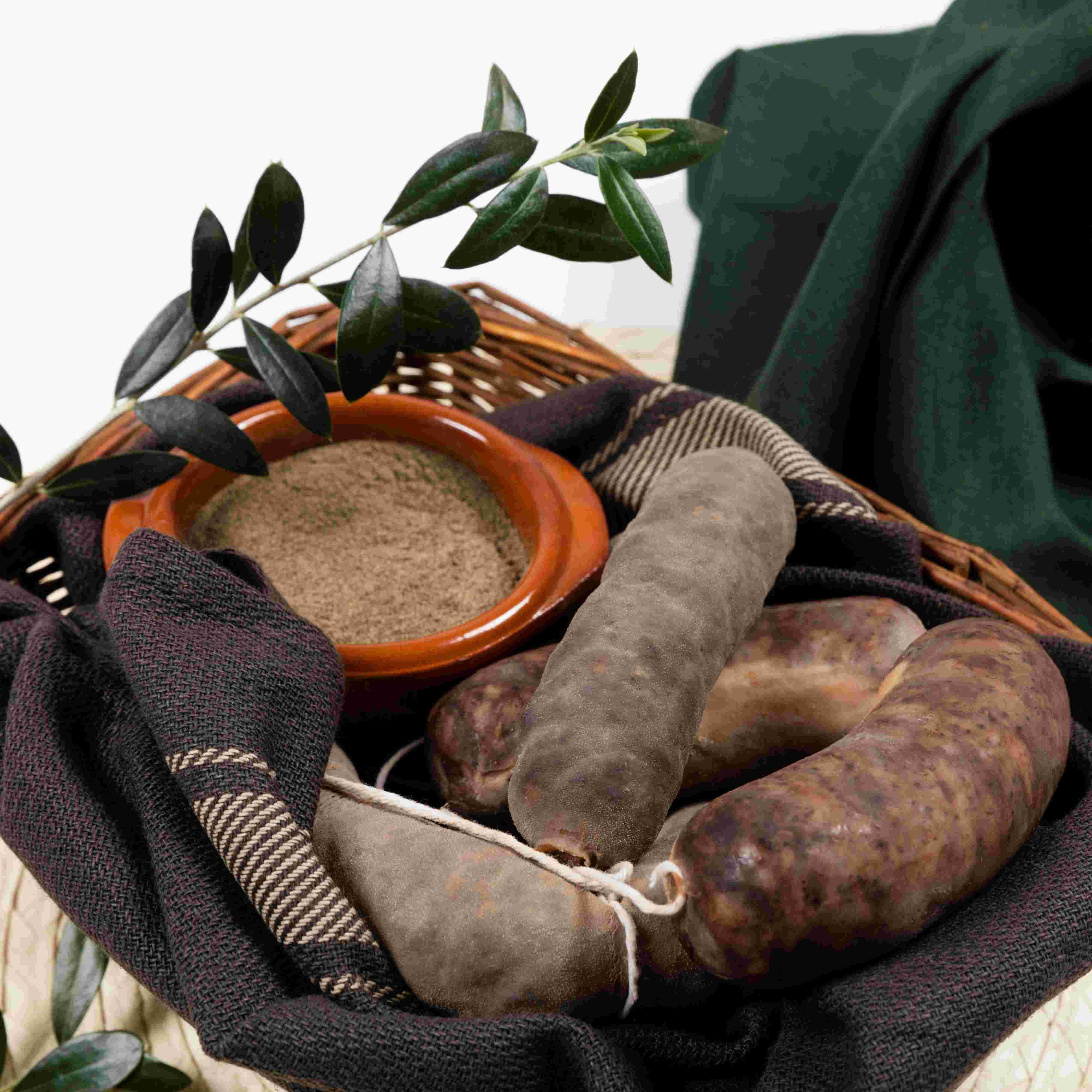 Botifarrón CRISOL presentado en su forma tradicional, donde se aprecia su aspecto natural y el uso de especias características en su elaboración.