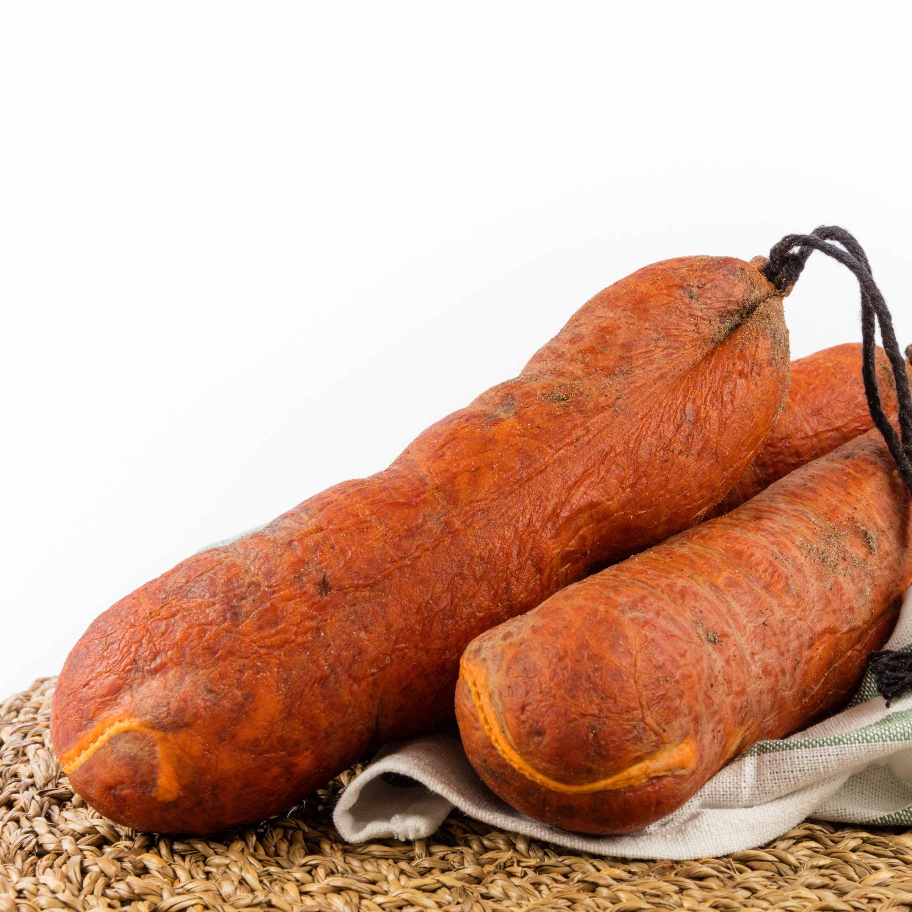 Sobrassada de Mallorca Tradició CRISOL en presentació tradicional, on s'aprecia el seu aspecte exterior després del procés de curació.