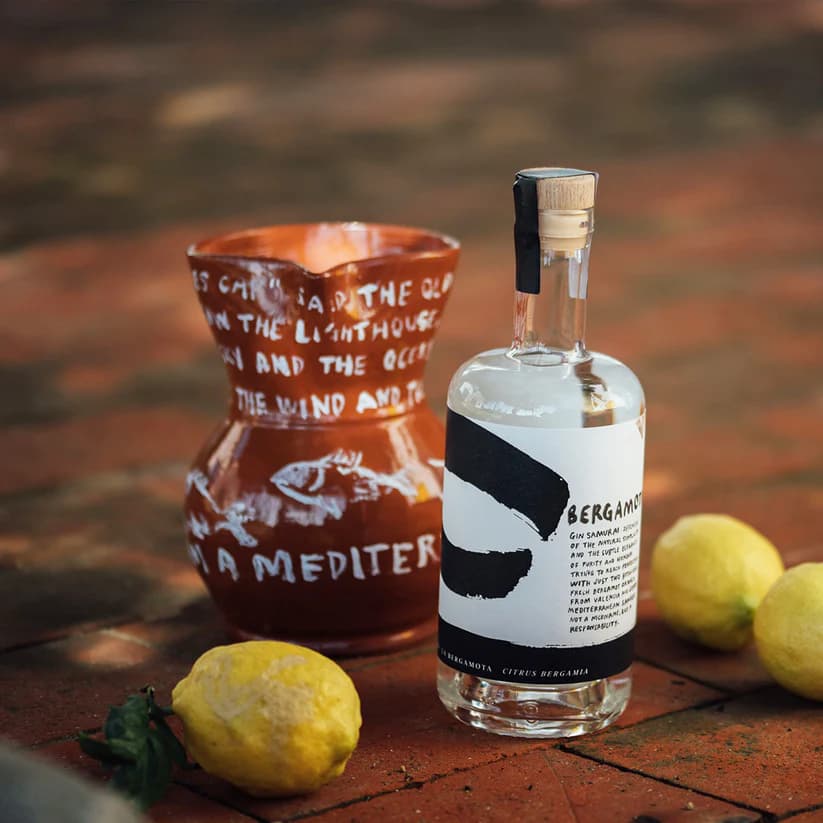 Bild von Gin Eva "La Bergamot" Mallorca Dry Gin 0,7 L bei Tisch mit Zitronen