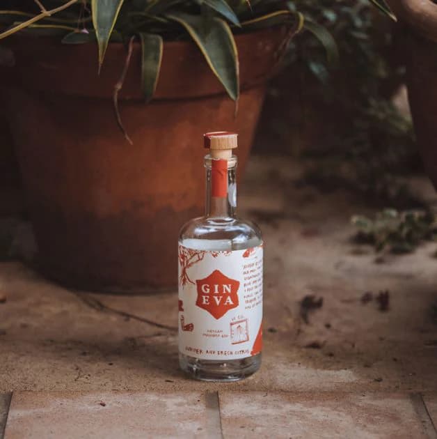 Bild von Gin Eva "La Vermella" Mallorca Dry Gin 0,7 L mit rustikalem Hintergrund